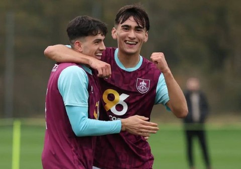 Cầu thủ Việt kiều Brandon Ly thuộc biên chế CLB 2 lần vô địch Premier League là ai, có thể khoác áo ĐTVN không? - Ảnh 1. Cầu thủ Việt kiều Brandon Ly thuộc biên chế CLB 2 lần vô địch Premier League là ai, có thể khoác áo ĐTVN không? - Ảnh 1.