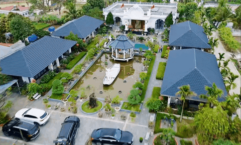 4 anh em ruột xây 4 căn villa giống hệt nhau trong khuôn viên rộng 6.000m2 ở Thanh Hóa: Resort nào đọ nổi đây?- Ảnh 1. 4 anh em ruột xây 4 căn villa giống hệt nhau trong khuôn viên rộng 6.000m2 ở Thanh Hóa: Resort nào đọ nổi đây?- Ảnh 1.
