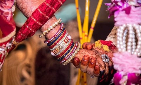 Chú rể tát cô dâu ngất xỉu, 2 gia đình ẩu đả dữ dội trong đám cưới - Ảnh 1. Chú rể tát cô dâu ngất xỉu, 2 gia đình ẩu đả dữ dội trong đám cưới - Ảnh 1.