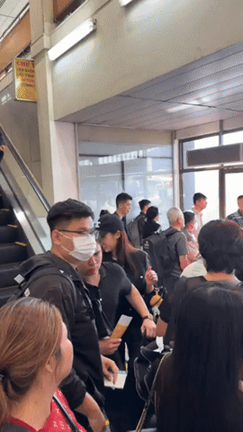 Cam thường check Đỗ Mỹ Linh cùng Chủ tịch Hà Nội FC ở sân bay gây sốt: Mặt mộc đầy khí chất "dâu hào môn" - Ảnh 1. Cam thường check Đỗ Mỹ Linh cùng Chủ tịch Hà Nội FC ở sân bay gây sốt: Mặt mộc đầy khí chất "dâu hào môn" - Ảnh 1.