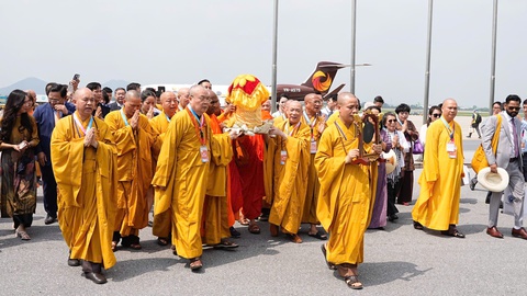 Cung rước xá lợi Phật tại sân bay Nội Bài- Ảnh 4. Cung rước xá lợi Phật tại sân bay Nội Bài - Ảnh 4.
