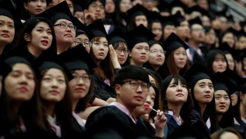 1,2 triệu hồ sơ xin việc được nộp vào Tập đoàn năng lượng hạt nhân quốc gia và sự thật buồn tại xứ tỉ dân: Cha mẹ dồn tiền cho con ăn học, nhưng sau ra trường con cái khó xin việc - Ảnh 2. 1,2 triệu hồ sơ xin việc được nộp vào Tập đoàn năng lượng hạt nhân quốc gia và sự thật buồn tại xứ tỉ dân: Cha mẹ dồn tiền cho con ăn học, nhưng sau ra trường con cái khó xin việc - Ảnh 2.