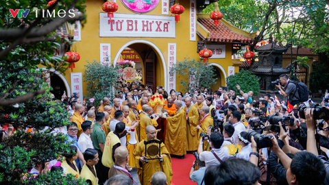 Hàng ngàn người dân Hà Nội cung rước Xá lợi Phật về chùa Quán Sứ - Ảnh 4. Hàng ngàn người dân Hà Nội cung rước Xá lợi Phật về chùa Quán Sứ - Ảnh 4.
