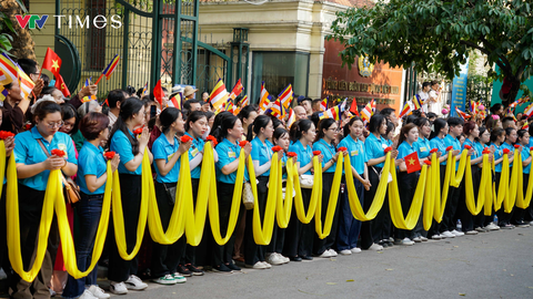 Hàng ngàn người dân Hà Nội cung rước Xá lợi Phật về chùa Quán Sứ - Ảnh 7. Hàng ngàn người dân Hà Nội cung rước Xá lợi Phật về chùa Quán Sứ - Ảnh 7.