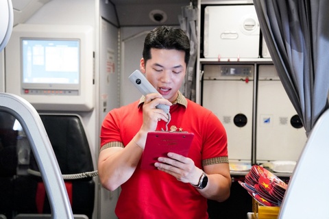 “Lạc” vào gameshow trên trời, hành khách Vietjet hào hứng đọc thần chú, nhận quà xịn - Ảnh 1. “Lạc” vào gameshow trên trời, hành khách Vietjet hào hứng đọc thần chú, nhận quà xịn - Ảnh 1.
