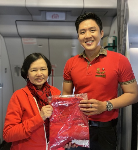 “Lạc” vào gameshow trên trời, hành khách Vietjet hào hứng đọc thần chú, nhận quà xịn - Ảnh 3. “Lạc” vào gameshow trên trời, hành khách Vietjet hào hứng đọc thần chú, nhận quà xịn - Ảnh 3.