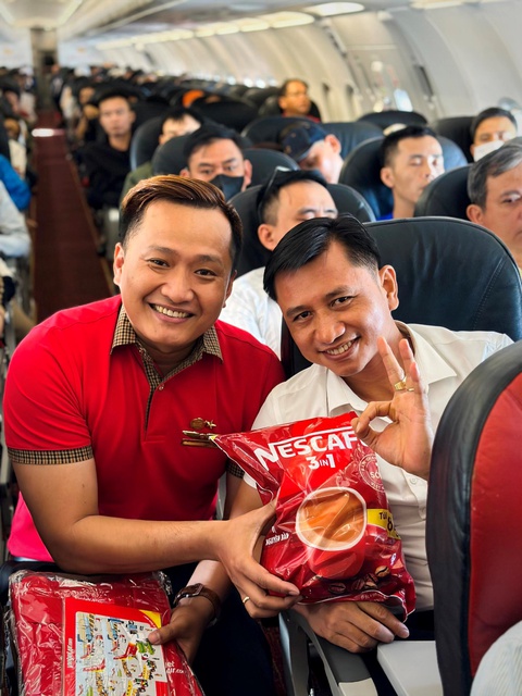 “Lạc” vào gameshow trên trời, hành khách Vietjet hào hứng đọc thần chú, nhận quà xịn - Ảnh 4. “Lạc” vào gameshow trên trời, hành khách Vietjet hào hứng đọc thần chú, nhận quà xịn - Ảnh 4.