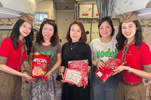 “Lạc” vào gameshow trên trời, hành khách Vietjet hào hứng đọc thần chú, nhận quà xịn - Ảnh 5. “Lạc” vào gameshow trên trời, hành khách Vietjet hào hứng đọc thần chú, nhận quà xịn - Ảnh 5.