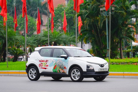 Chuỗi sự kiện “Phủ Xanh, Sống Chất”: Chủ xe xăng đổi sang xe điện sau 30 phút cầm lái VF 6 - Ảnh 7. Chuỗi sự kiện “Phủ Xanh, Sống Chất”: Chủ xe xăng đổi sang xe điện sau 30 phút cầm lái VF 6 - Ảnh 7.