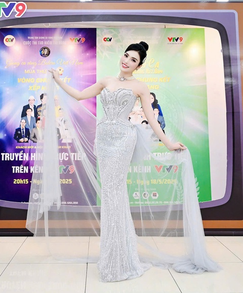 MC Kim Huyền Sâm diện đầm bó sát khoe sắc vóc quyến rũ- Ảnh 2. MC Kim Huyền Sâm diện đầm bó sát khoe sắc vóc quyến rũ- Ảnh 2.