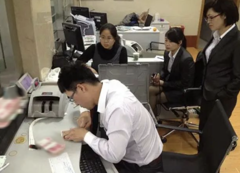 Mẹ qua đời để lại tài sản 21 tỷ, người đàn ông đến ngân hàng rút tiền, nhân viên khẳng định: Anh không có quyền nhận tiền - Ảnh 2. Mẹ qua đời để lại tài sản 21 tỷ, người đàn ông đến ngân hàng rút tiền, nhân viên khẳng định: Anh không có quyền nhận tiền - Ảnh 2.