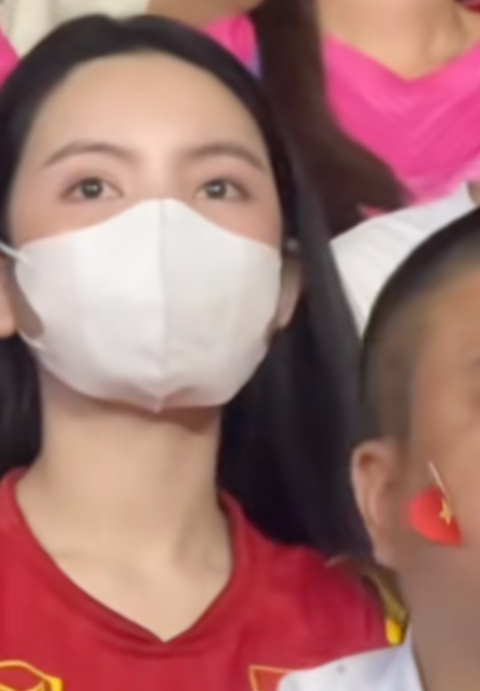 Chu Thanh Huyền lộ diện sau nghi vẫn thẩm mỹ, bị dân mạng nhắc vụ"rồng tôm", thái độ với mẹ Quang Hải gây chú ý - Ảnh 1. Chu Thanh Huyền lộ diện sau nghi vẫn thẩm mỹ, bị dân mạng nhắc vụ"rồng tôm", thái độ với mẹ Quang Hải gây chú ý - Ảnh 1.