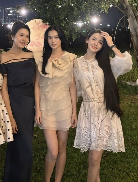 Màn so kè nhan sắc hot nhất đêm: Chu Thanh Huyền tung ảnh cùng Doãn Hải My, quan hệ thế nào sau tuyên bố "khôngthân"? - Ảnh 2. Màn so kè nhan sắc hot nhất đêm: Chu Thanh Huyền tung ảnh cùng Doãn Hải My, quan hệ thế nào sau tuyên bố "khôngthân"? - Ảnh 2.