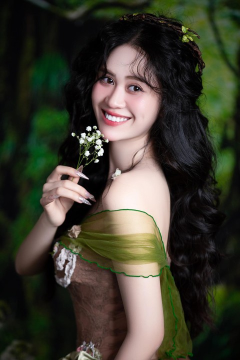 Nữ ca sĩ Việt đi nhậu, đòi xóa clip đàn ông nắm tay: “Tôi không biết chơi bời gì” - Ảnh 2. Nữ ca sĩ Việt đi nhậu, đòi xóa clip đàn ông nắm tay: “Tôi không biết chơi bời gì” - Ảnh 2.