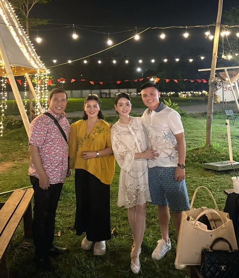 Chu Thanh Huyền trổ tài "nịnh" mẹ Quang Hải, khéo thế này bảo sao dính loạt drama vẫn được mẹ chồng yêu thương - Ảnh 2. Chu Thanh Huyền trổ tài "nịnh" mẹ Quang Hải, khéo thế này bảo sao dính loạt drama vẫn được mẹ chồng yêu thương - Ảnh 2.