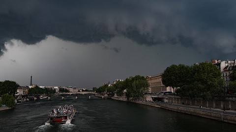 Cảnh tượng lạ: Paris chìm trong cơn mưa đá lớn, du khách và người dân hoảng loạn, cảnh báo cam được đưa ra- Ảnh 5. Cảnh tượng lạ: Paris chìm trong cơn mưa đá lớn, du khách và người dân hoảng loạn, cảnh báo cam được đưa ra- Ảnh 5.