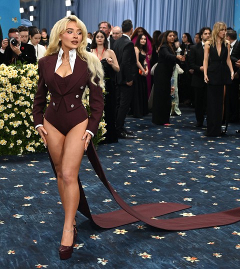 Lisa (BLACKPINK) và dàn mỹ nhân Hollywood diện thời trang "không quần" dự Met Gala, lý do đằng sau gây bất ngờ - Ảnh 8. Lisa (BLACKPINK) và dàn mỹ nhân Hollywood diện thời trang "không quần" dự Met Gala, lý do đằng sau gây bất ngờ - Ảnh 8.