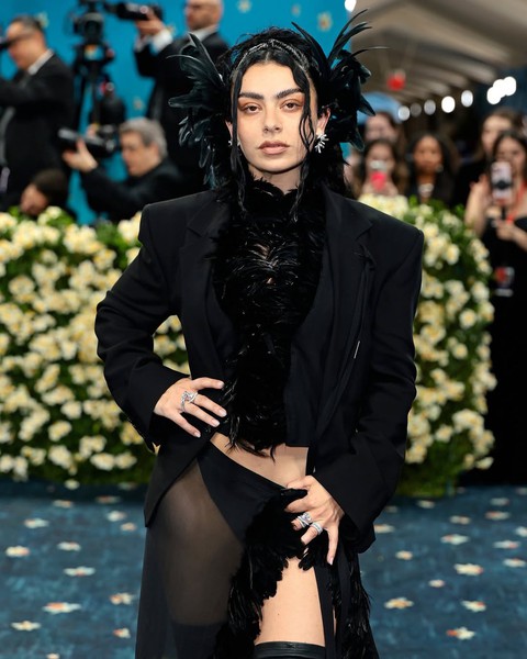 Lisa (BLACKPINK) và dàn mỹ nhân Hollywood diện thời trang "không quần" dự Met Gala, lý do đằng sau gây bất ngờ - Ảnh 5. Lisa (BLACKPINK) và dàn mỹ nhân Hollywood diện thời trang "không quần" dự Met Gala, lý do đằng sau gây bất ngờ - Ảnh 5.