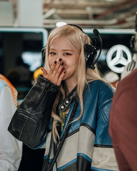 Trước Met Gala, Lisa và Rosé vừa đụng độ tại trường đua F1, nhan sắc đều cực phẩm nhưng ai ấn tượng hơn?- Ảnh 9. Trước Met Gala, Lisa và Rosé vừa đụng độ tại trường đua F1, nhan sắc đều cực phẩm nhưng ai ấn tượng hơn?- Ảnh 9.