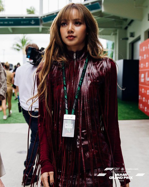 Trước Met Gala, Lisa và Rosé vừa đụng độ tại trường đua F1, nhan sắc đều cực phẩm nhưng ai ấn tượng hơn?- Ảnh 1. Trước Met Gala, Lisa và Rosé vừa đụng độ tại trường đua F1, nhan sắc đều cực phẩm nhưng ai ấn tượng hơn?- Ảnh 1.