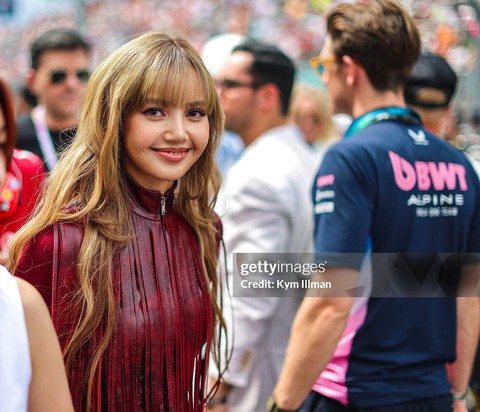 Trước Met Gala, Lisa và Rosé vừa đụng độ tại trường đua F1, nhan sắc đều cực phẩm nhưng ai ấn tượng hơn?- Ảnh 2. Trước Met Gala, Lisa và Rosé vừa đụng độ tại trường đua F1, nhan sắc đều cực phẩm nhưng ai ấn tượng hơn?- Ảnh 2.