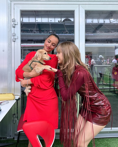 Trước Met Gala, Lisa và Rosé vừa đụng độ tại trường đua F1, nhan sắc đều cực phẩm nhưng ai ấn tượng hơn?- Ảnh 3. Trước Met Gala, Lisa và Rosé vừa đụng độ tại trường đua F1, nhan sắc đều cực phẩm nhưng ai ấn tượng hơn?- Ảnh 3.