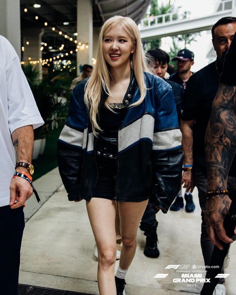 Trước Met Gala, Lisa và Rosé vừa đụng độ tại trường đua F1, nhan sắc đều cực phẩm nhưng ai ấn tượng hơn?- Ảnh 7. Trước Met Gala, Lisa và Rosé vừa đụng độ tại trường đua F1, nhan sắc đều cực phẩm nhưng ai ấn tượng hơn?- Ảnh 7.