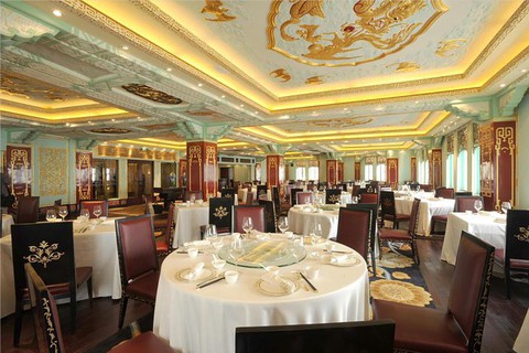 Thiếu gia sở hữu Fairmont Peace Hotel nổi tiếng xa hoa, bị đồn xuất hiện trong bộ dạng “ăn mày” là ai? - Ảnh 9. Thiếu gia sở hữu Fairmont Peace Hotel nổi tiếng xa hoa, bị đồn xuất hiện trong bộ dạng “ăn mày” là ai? - Ảnh 9.