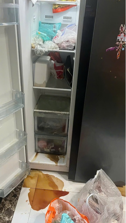 Mẹ vợ phát hiện chất lỏng màu đỏ rỉ ra từ tủ lạnh, mùi hôi thối kỳ lạ khi đến thăm con gái: "Tôi hét toáng, vội gọi cho con rể"- Ảnh 2. Mẹ vợ phát hiện chất lỏng màu đỏ rỉ ra từ tủ lạnh, mùi hôi thối kỳ lạ khi đến thăm con gái: "Tôi hét toáng, vội gọi cho con rể"- Ảnh 2.