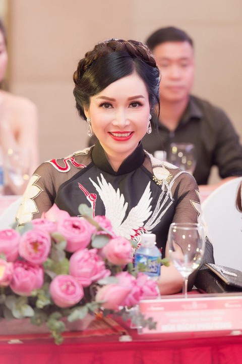 "Hoa hậu lùn nhất Việt Nam" rút lui khỏi showbiz hậu lấy chồng Tiến sĩ, biệt thự trải dài khắp cả nước - Ảnh 7. "Hoa hậu lùn nhất Việt Nam" rút lui khỏi showbiz hậu lấy chồng Tiến sĩ, biệt thự trải dài khắp cả nước - Ảnh 7.