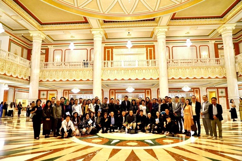 NSND Quốc Hưng hát "Việt Nam quê hương tôi" cùng dàn nhạc giao hưởng Kazakhstan - Ảnh 2. NSND Quốc Hưng hát "Việt Nam quê hương tôi" cùng dàn nhạc giao hưởng Kazakhstan - Ảnh 2.