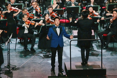 NSND Quốc Hưng hát "Việt Nam quê hương tôi" cùng dàn nhạc giao hưởng Kazakhstan- Ảnh 5. NSND Quốc Hưng hát "Việt Nam quê hương tôi" cùng dàn nhạc giao hưởng Kazakhstan- Ảnh 5.