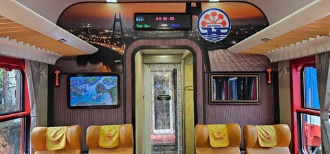 Cận cảnh đoàn tàu "quý tộc" lần đầu tiên lăn bánh vào sáng nay ở Hải Phòng - Ảnh 3.