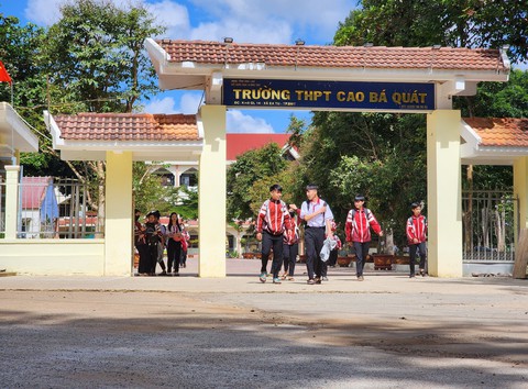 Làm rõ vụ nhiều học sinh lớp 12 tại 1 trường "tự nguyện" xin nghỉ học - Ảnh 1. Làm rõ vụ nhiều học sinh lớp 12 tại 1 trường "tự nguyện" xin nghỉ học - Ảnh 1.