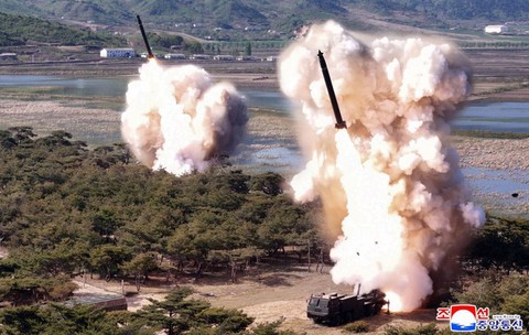 Kim Jong - un giám sát cuộc tập trận phản công hạt nhân tại Triều Tiên ngày 8 / 5 - Ảnh 2. Kim Jong - un giám sát cuộc tập trận phản công hạt nhân tại Triều Tiên ngày 8 / 5 - Ảnh 2.