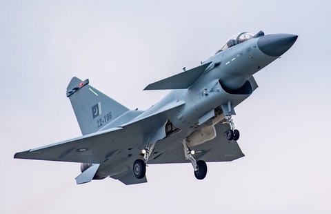 mo-xe-cong-nghe-tiem-kich-j-10c-pakistan-ban-roi-chien-dau-co-rafale-an-do-44860-1751026171158-175102617186628004438.jpg