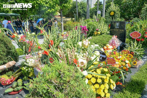 Xúc động dòng người viếng mộ Tổng Bí thư Nguyễn Phú Trọng tại nghĩa trang Mai Dịch - Ảnh 2.