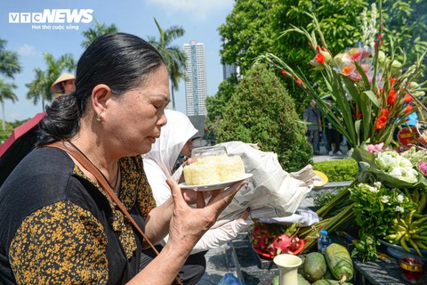 Xúc động dòng người viếng mộ Tổng Bí thư Nguyễn Phú Trọng tại nghĩa trang Mai Dịch - Ảnh 6. Xúc động dòng người viếng mộ Tổng Bí thư Nguyễn Phú Trọng tại nghĩa trang Mai Dịch - Ảnh 6.