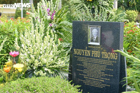 Xúc động dòng người viếng mộ Tổng Bí thư Nguyễn Phú Trọng tại nghĩa trang Mai Dịch - Ảnh 4.