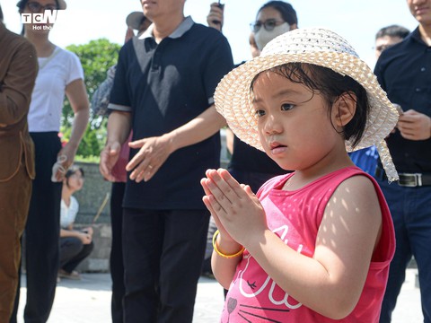 Xúc động dòng người viếng mộ Tổng Bí thư Nguyễn Phú Trọng tại nghĩa trang Mai Dịch - Ảnh 9.