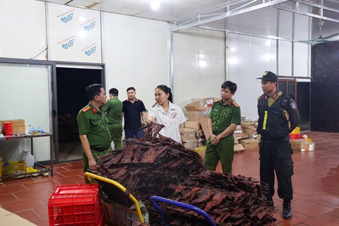 Bà trùm Vũ Thị Hường cầm đầu đường dây sản xuất thực phẩm giả thu 100 tỷ đồng, tiêu thị 1.000 tấn thịt - Ảnh 2. Bà trùm Vũ Thị Hường cầm đầu đường dây sản xuất thực phẩm giả thu 100 tỷ đồng, tiêu thị 1.000 tấn thịt - Ảnh 2.