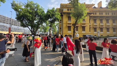 Hà Nội nắng gắt, khối yêu nước vẫn kiên trì bám trụ chỗ đẹp chờ xem tổng hợp luyện tối nay- Ảnh 37. Hà Nội nắng gắt, khối yêu nước vẫn kiên trì bám trụ chỗ đẹp chờ xem tổng hợp luyện tối nay- Ảnh 37.