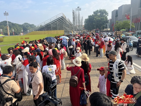 Hà Nội nắng gắt, khối yêu nước vẫn kiên trì bám trụ chỗ đẹp chờ xem tổng hợp luyện tối nay- Ảnh 40. Hà Nội nắng gắt, khối yêu nước vẫn kiên trì bám trụ chỗ đẹp chờ xem tổng hợp luyện tối nay- Ảnh 40.