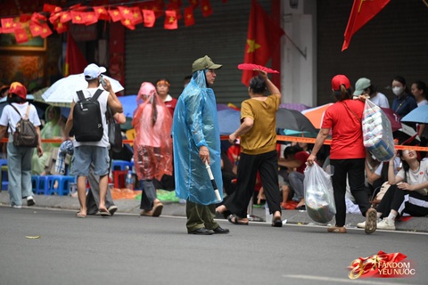 Hà Nội đổ mưa bất ngờ, khối yêu nước vẫn kiên trì bám trụ chỗ đẹp chờ xem tổng hợp luyện tối nay- Ảnh 1.