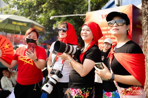 Hà Nội nắng gắt, khối yêu nước vẫn kiên trì bám trụ chỗ đẹp chờ xem tổng hợp luyện tối nay- Ảnh 20.