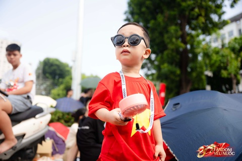 Hà Nội nắng gắt, khối yêu nước vẫn kiên trì bám trụ chỗ đẹp chờ xem tổng hợp luyện tối nay- Ảnh 19.