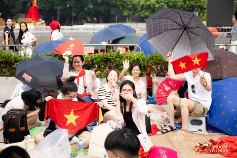 Hà Nội nắng gắt, khối yêu nước vẫn kiên trì bám trụ chỗ đẹp chờ xem tổng hợp luyện tối nay- Ảnh 16.
