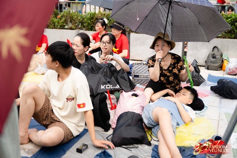 Hà Nội nắng gắt, khối yêu nước vẫn kiên trì bám trụ chỗ đẹp chờ xem tổng hợp luyện tối nay- Ảnh 15.