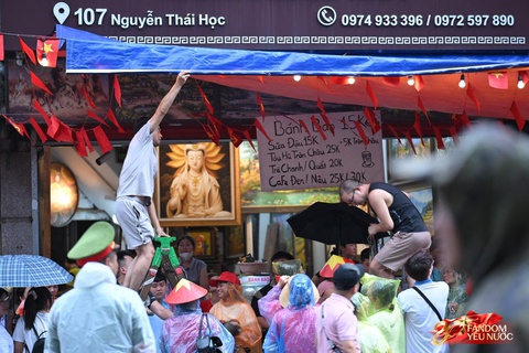 Hà Nội đổ mưa bất ngờ, khối yêu nước vẫn kiên trì bám trụ chỗ đẹp chờ xem tổng hợp luyện tối nay- Ảnh 4.