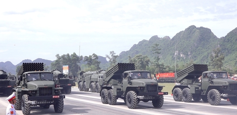 Dàn khí tài 'hùng dũng' tiến bước tại Tổng hợp luyện diễu binh lần 2: Tên lửa đạn đạo, pháo phản lực, UAV - Ảnh 9. Dàn khí tài 'hùng dũng' tiến bước tại Tổng hợp luyện diễu binh lần 2: Tên lửa đạn đạo, pháo phản lực, UAV - Ảnh 9.